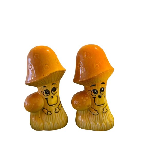 Anthropomorphic Mushroom Salt & Pepper Shakers 1970 Smiling Retro Kitchen Decor - Picture 2 of 9